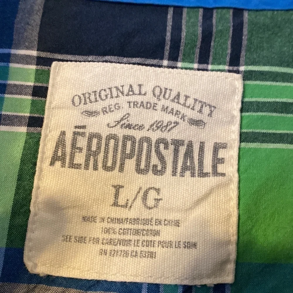 Aeropostale mens button down; size large